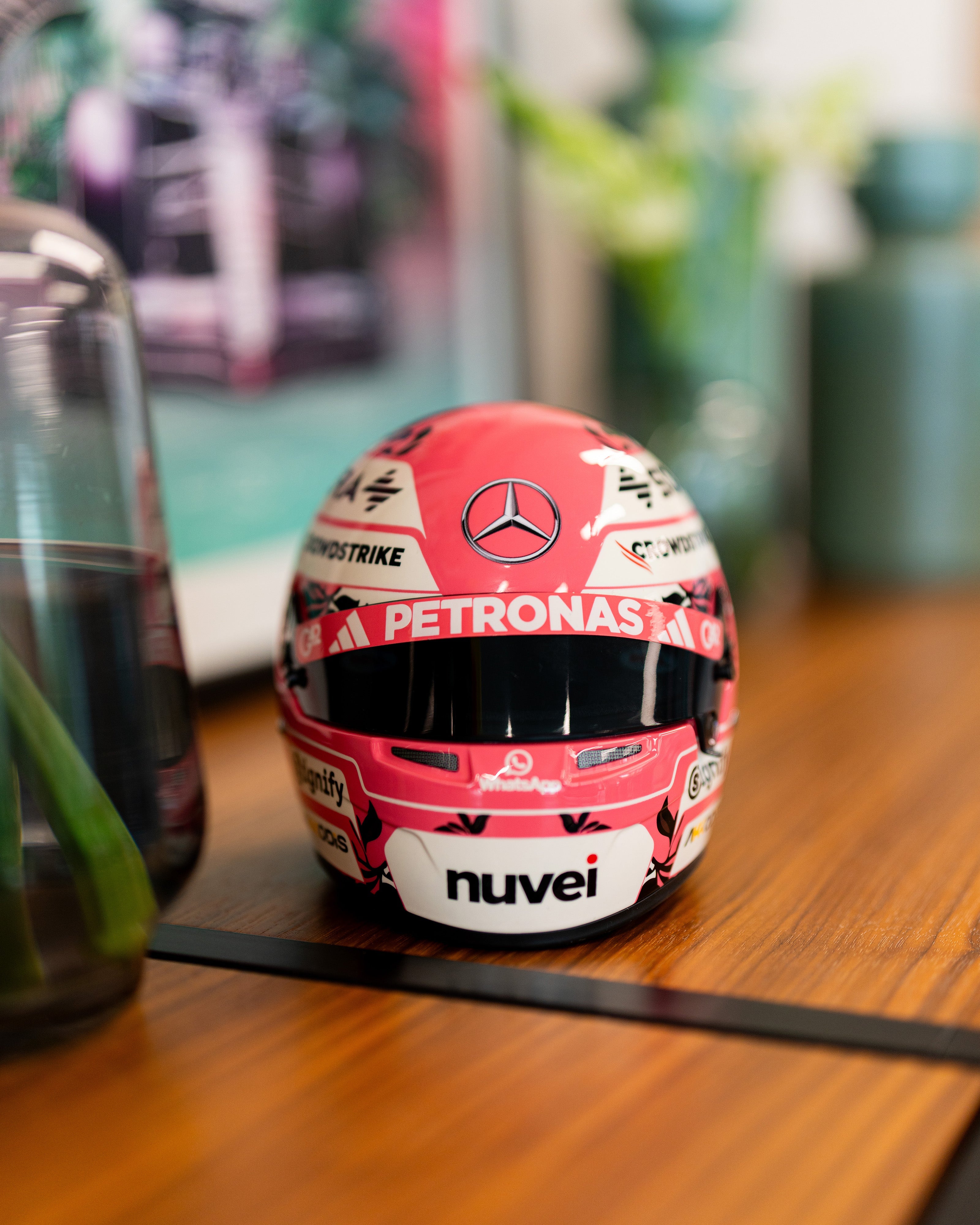 George Russell 2025 Miami Mini Bell Helmet Replica 1:2 George Russell 2025 Miami Mini Bell Helmet Replica 1:2
