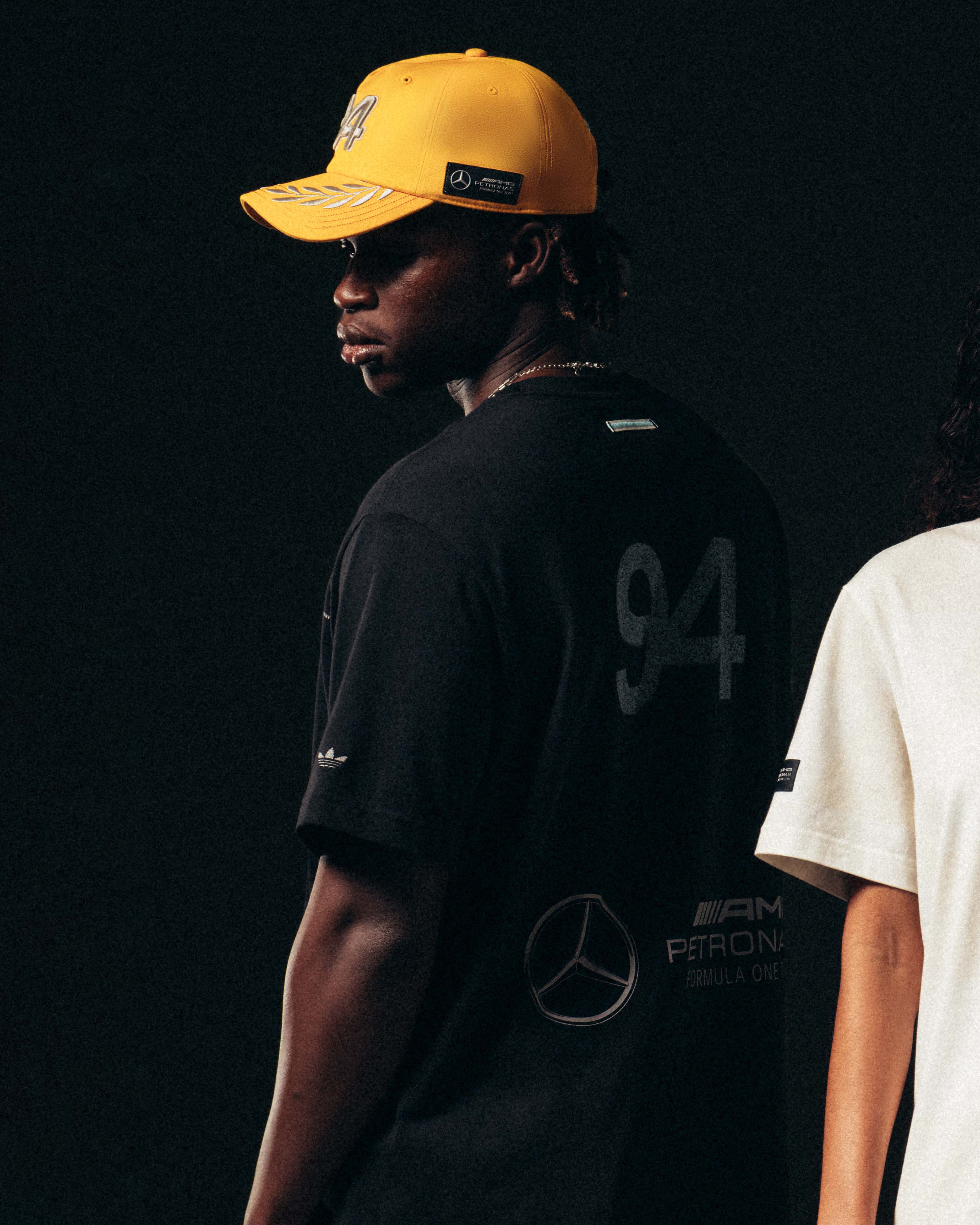 adidas Mercedes AMG F1 Tシャツ Black adidas para Bad Bunny x Mercedes-AMG F1 T-shirt Black | Official