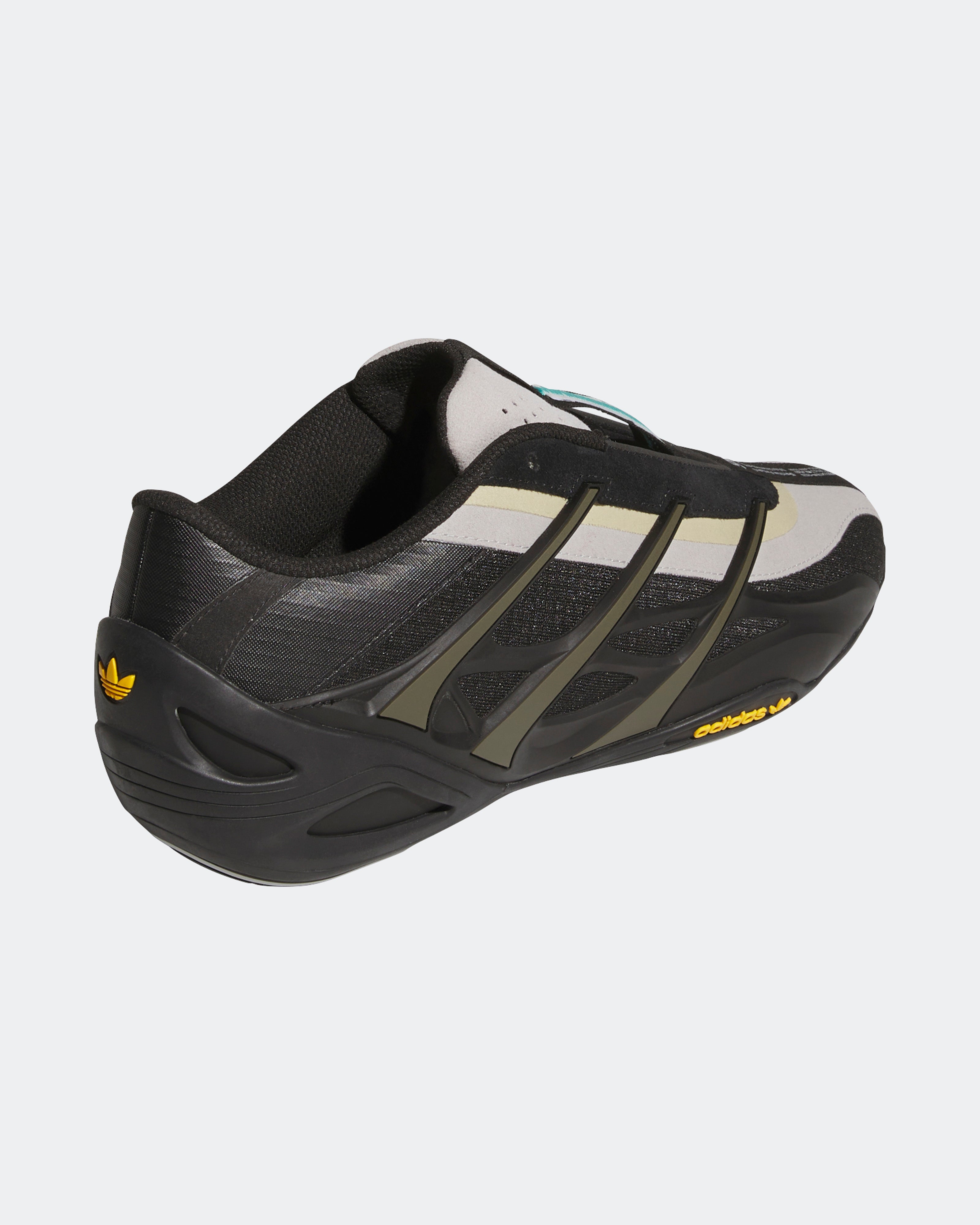 adidas para Bad Bunny x Mercedes-AMG F1 Adi Racer GT Brown