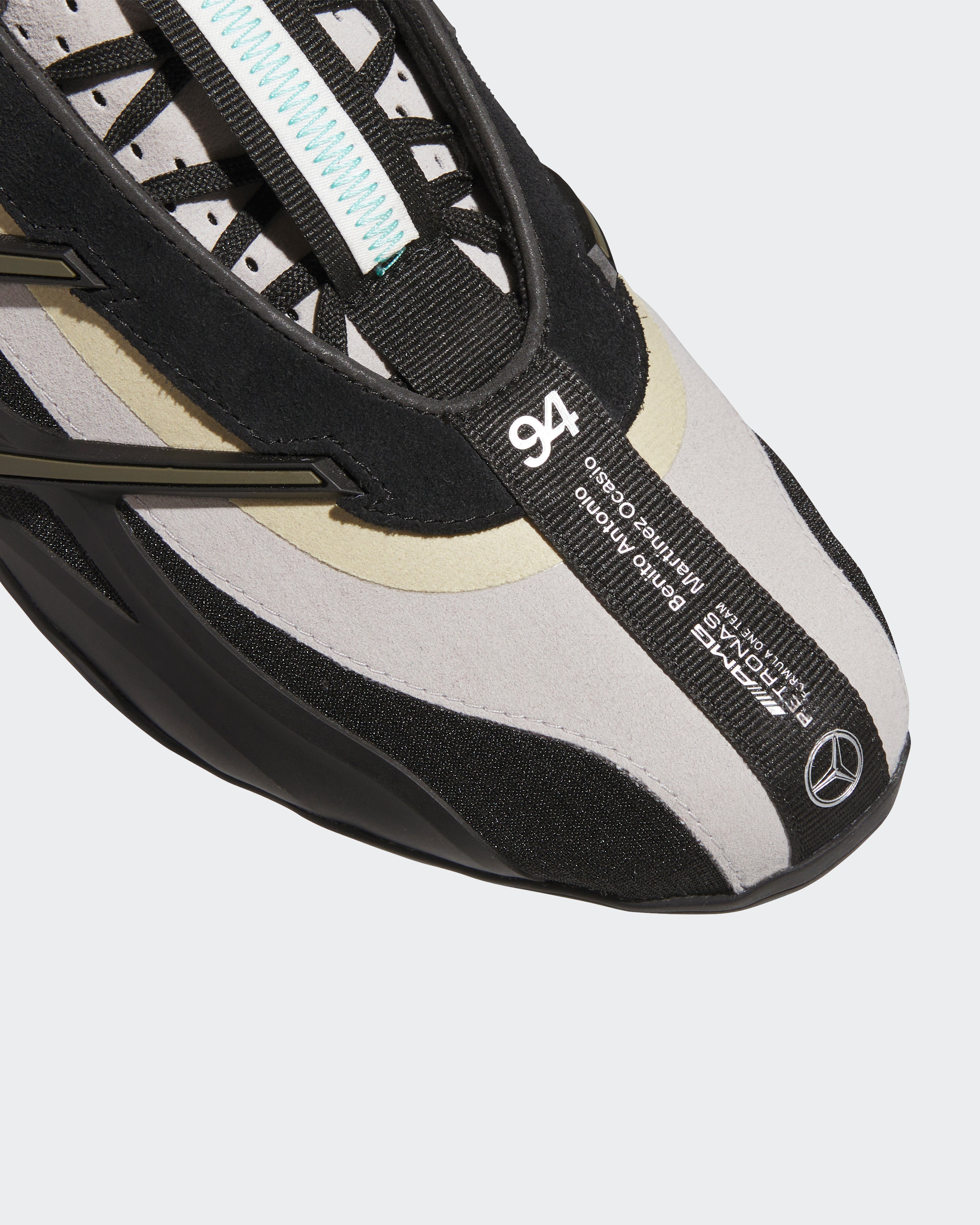adidas para Bad Bunny x Mercedes-AMG F1 Adi Racer GT Brown