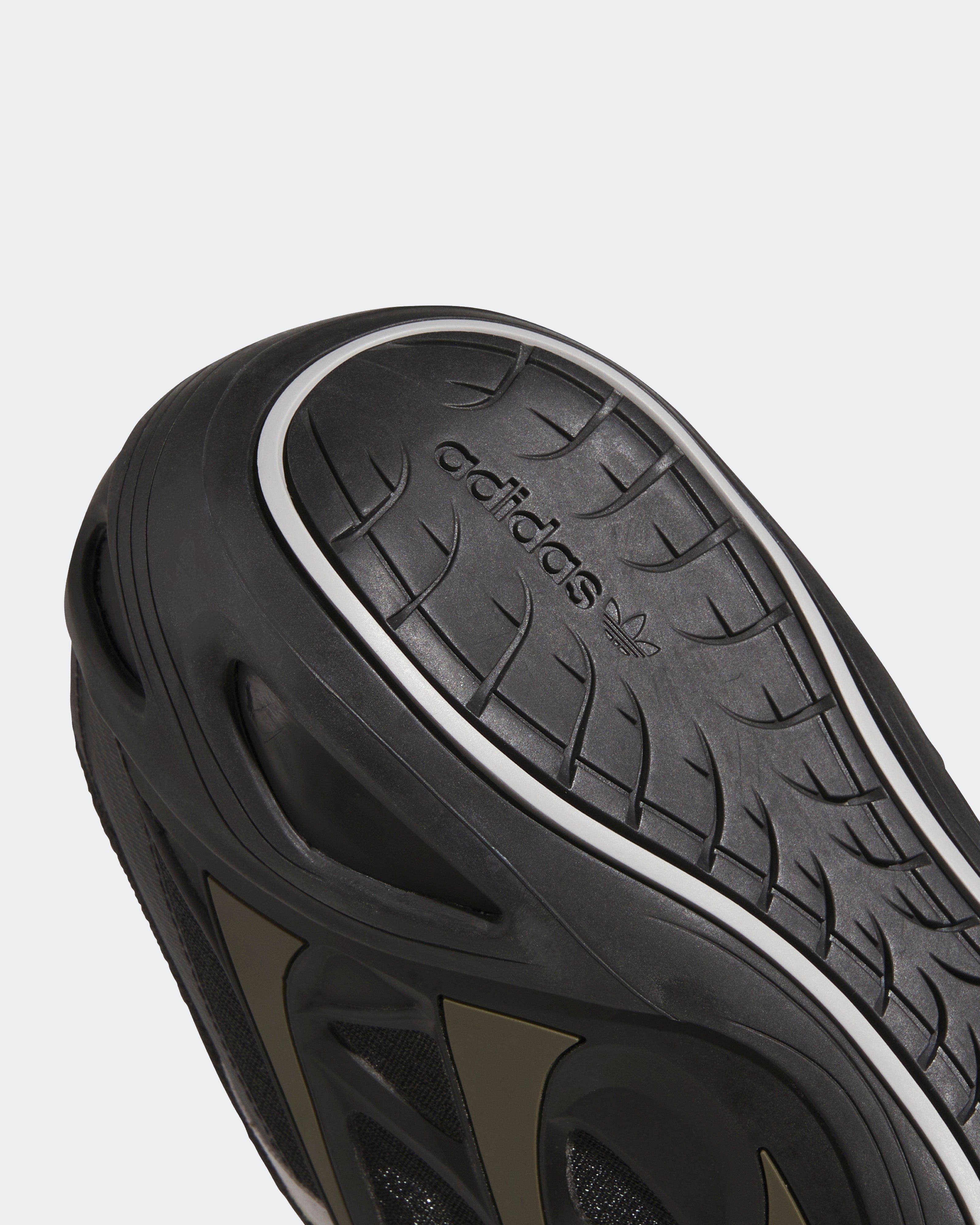 adidas para Bad Bunny x Mercedes-AMG F1 Adi Racer GT Brown