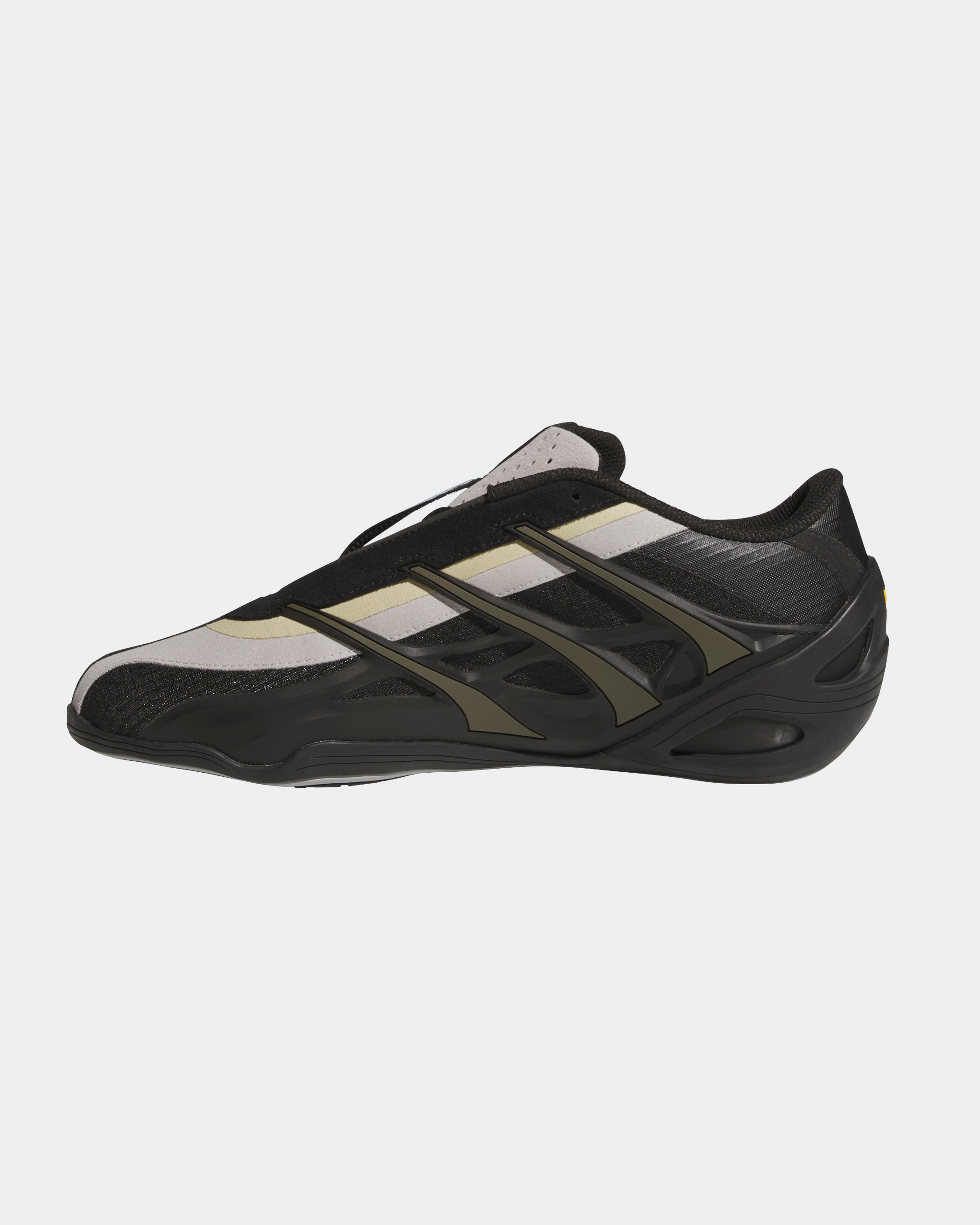 adidas para Bad Bunny x Mercedes-AMG F1 Adi Racer GT Brown