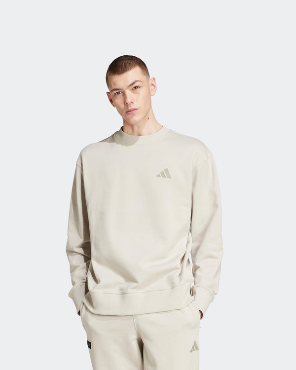 This model is 6'0'' and wears size M