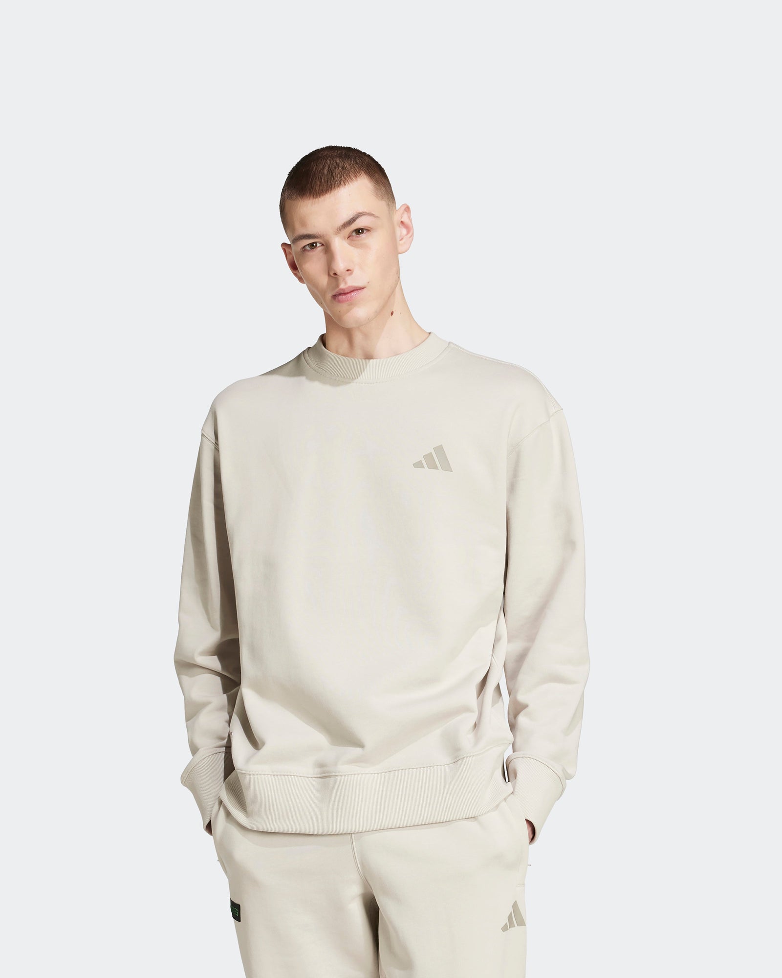 This model is 6'0'' and wears size M