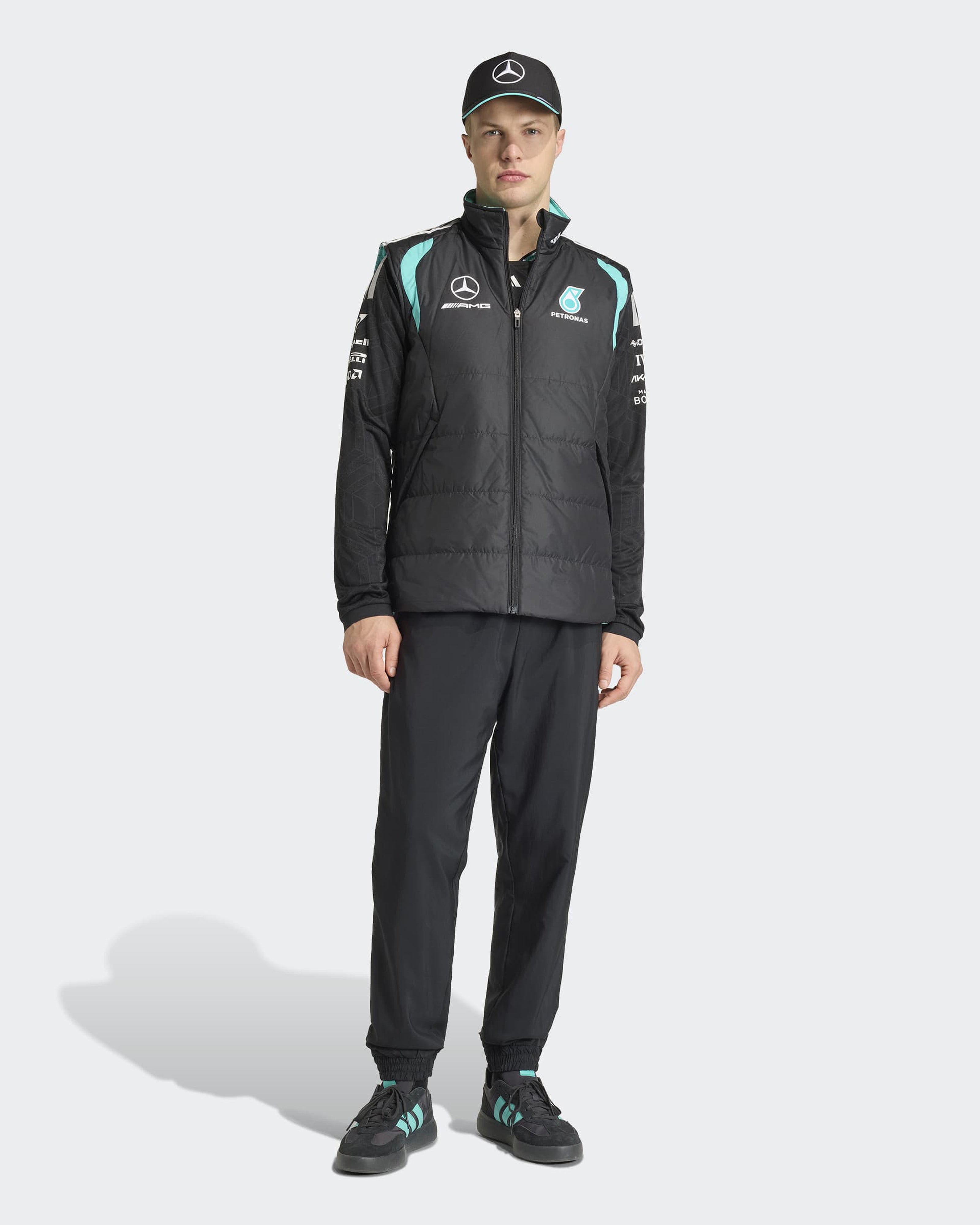 13日で出品終了　ASSOS MERCEDES AMG PETRONAS ジレ Men's 2026 Mechanics Vest Black | Mercedes-AMG PETRONAS F1 Team