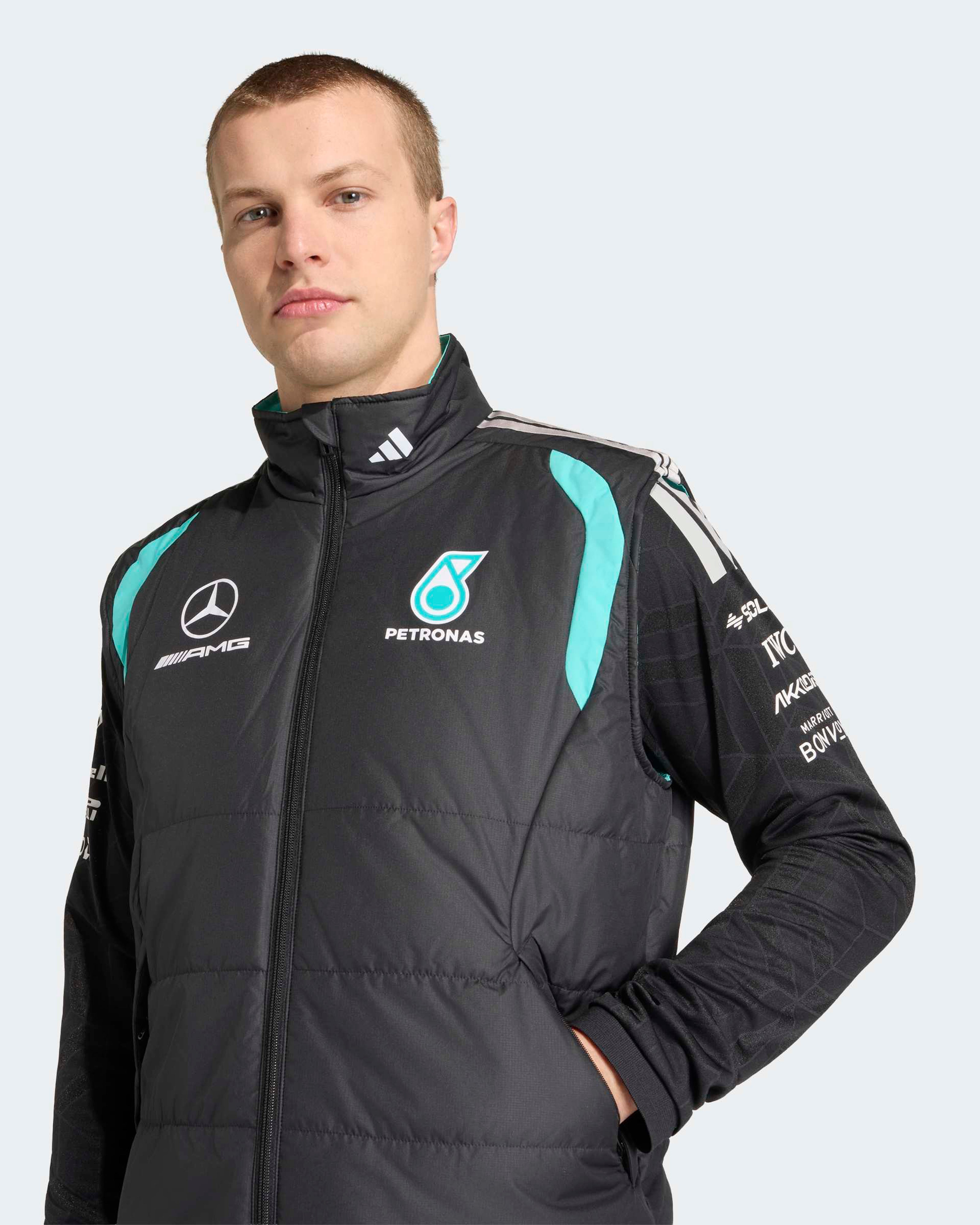 13日で出品終了　ASSOS MERCEDES AMG PETRONAS ジレ Men's 2026 Mechanics Vest Black | Mercedes-AMG PETRONAS F1 Team