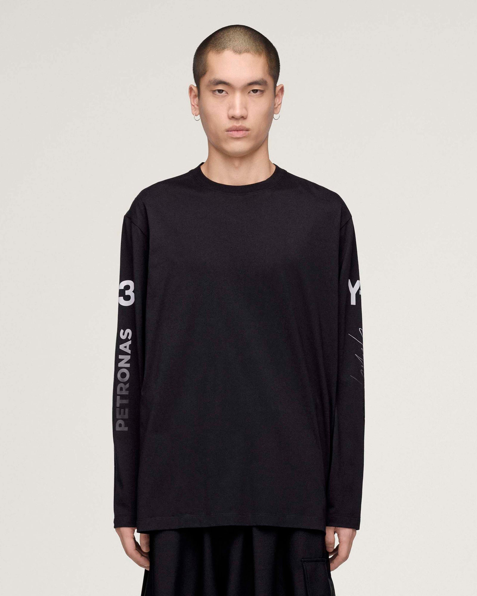 This Model is 6'2'' and wears size M
