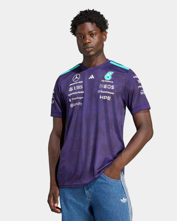 This Model is 6'1'' and wears size M
