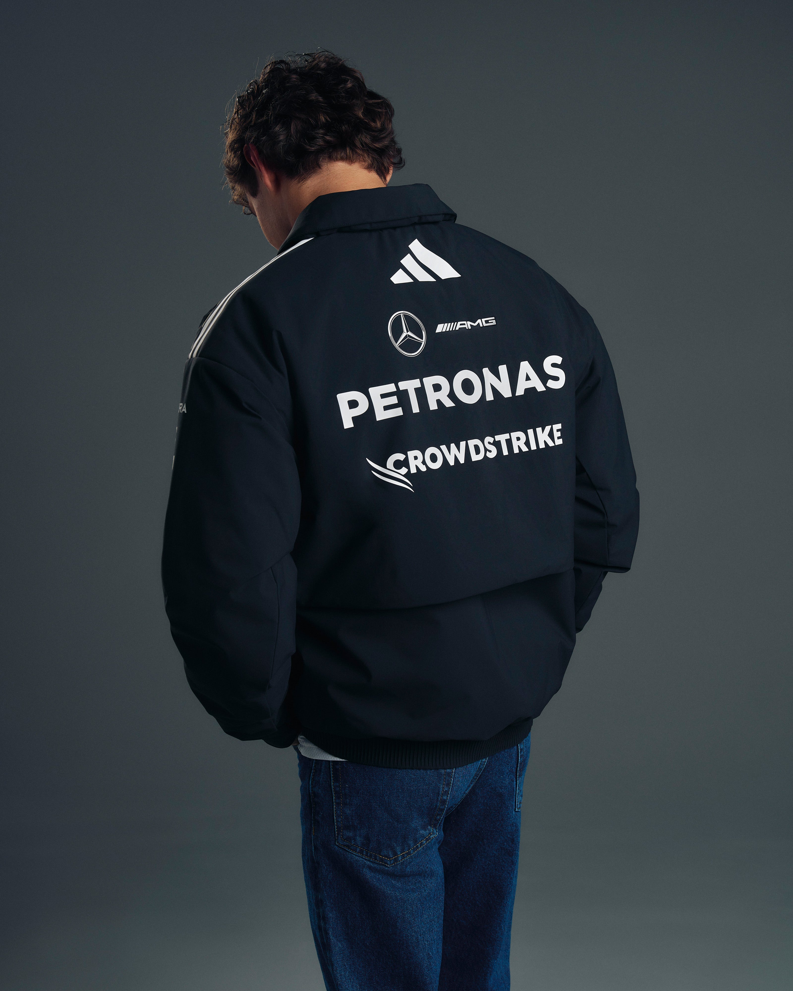 【ゴルゴ】Mercedes-AMG スウェットジャケット ブラック/レッド Mercedes F1 Jackets | Official Mercedes-AMG F1 Store